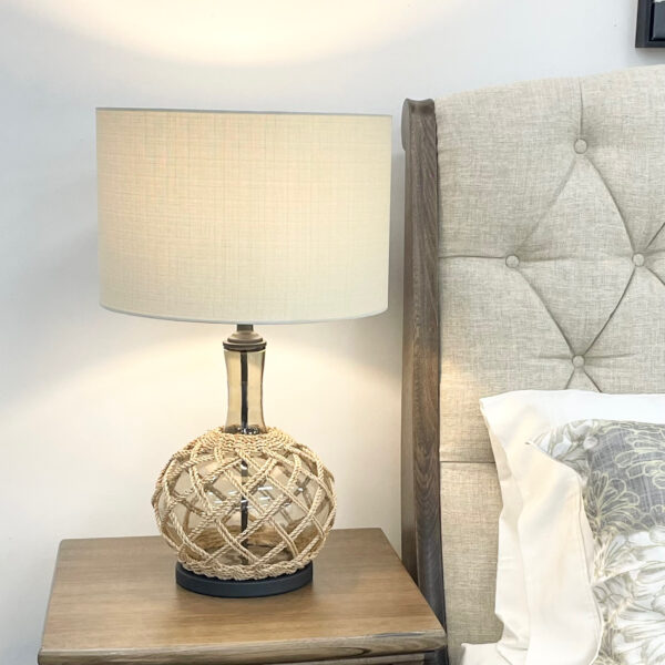 Coastal-style table lamp with natural rope